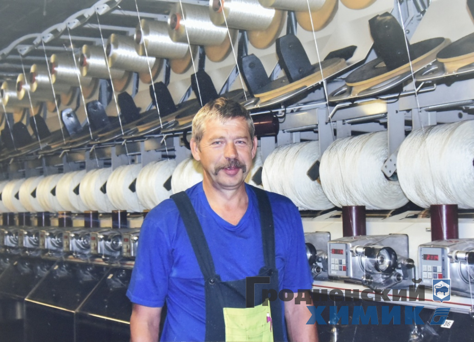 Помощник мастера крутильного участка Анатолий Горячко